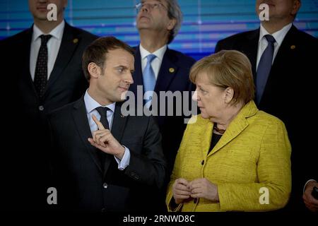 171215 -- BRÜSSEL, 15. Dezember 2017 -- die deutsche Kanzlerin Angela Merkel Front, R spricht mit dem französischen Präsidenten Emmanuel Macron Front, L, während sie für ein Gruppenfoto mit anderen Führern über den Start der Ständigen Strukturierten Zusammenarbeit SSZ während eines Gipfels in Brüssel, Belgien, am 14. Dezember 2017 posieren. Die SSZ ist ein Instrument im vertrag, das es den Mitgliedstaaten ermöglicht, bereit zu sein, eine engere Zusammenarbeit in Verteidigung und Sicherheit zu verfolgen. Djj BELGIUM-BRUSSELS--SUMMIT-PESCO EU PUBLICATIONxNOTxINxCHN Stockfoto