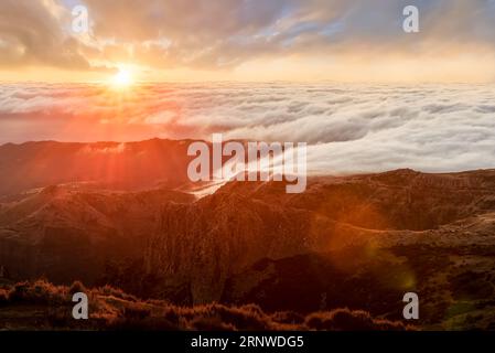 Gipfel des Berges bei Sonnenaufgang auf Pico do Arieiro, Madeira Inseln, Portugal Stockfoto