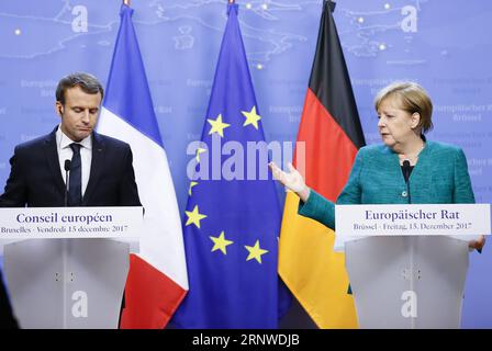 (171215) -- BRÜSSEL, 15. Dezember 2017 -- die deutsche Bundeskanzlerin Angela Merkel (R) und der französische Präsident Emmanuel Macron nehmen am 15. Dezember 2017 an einer gemeinsamen Pressekonferenz am EU-Hauptsitz in Brüssel, Belgien, Teil. ) (whw) BELGIEN-BRÜSSEL-EU-GIPFEL YexPingfan PUBLICATIONxNOTxINxCHN Stockfoto