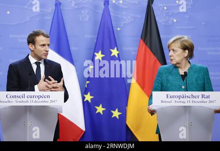 Bilder des Tages (171215) -- BRÜSSEL, 15. Dezember 2017 -- die deutsche Bundeskanzlerin Angela Merkel (R) und der französische Präsident Emmanuel Macron nehmen am 15. Dezember 2017 an einer gemeinsamen Pressekonferenz im EU-Hauptsitz in Brüssel, Belgien, Teil. ) (whw) BELGIEN-BRÜSSEL-EU-GIPFEL YexPingfan PUBLICATIONxNOTxINxCHN Stockfoto