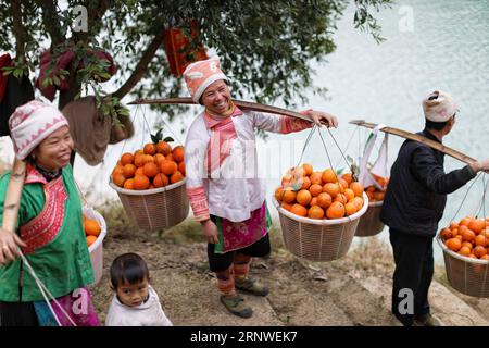 (171217) -- RONGJIANG, 17. Dezember 2017 -- Dorfbewohner warten nach der Ernte von Nabelorangen auf Fährschiffe in der Autonomen Präfektur Qiandongnan, Provinz Guizhou im Südwesten Chinas, 17. Dezember 2017. ) (wf) CHINA-GUIZHOU-ORANGES-HARVEST (CN) LiuxXu PUBLICATIONxNOTxINxCHN Stockfoto