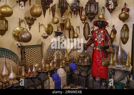 Marrakesch, Marokko - 10. Februar 2023: Traditionelle arabische Lampen zum Verkauf in den Souks von Marrakesch Stockfoto