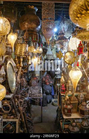 Marrakesch, Marokko - 10. Februar 2023: Traditionelle arabische Lampen zum Verkauf in den Souks von Marrakesch Stockfoto