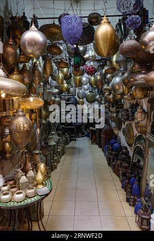 Marrakesch, Marokko - 10. Februar 2023: Traditionelle arabische Lampen zum Verkauf in den Souks von Marrakesch Stockfoto