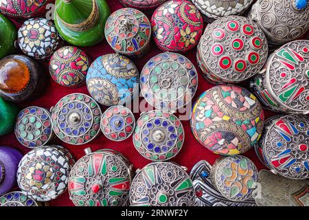 Marrakesch, Marokko - 10. Februar 2023: Marokkanische Berber-Pillenschachteln aus Emaille und Silber auf dem Marrakesch-Souk-Markt Stockfoto