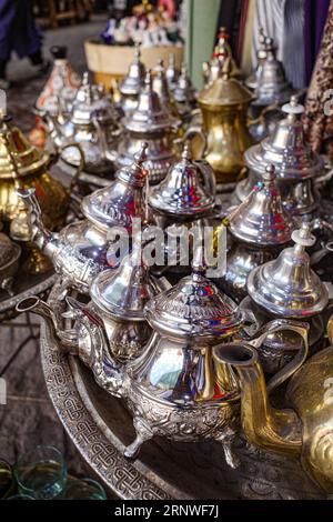 Marrakesch, Marokko - 10. Februar 2023: Traditionelle arabische Lampen zum Verkauf in den Souks von Marrakesch Stockfoto