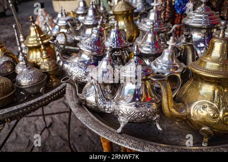 Marrakesch, Marokko - 10. Februar 2023: Traditionelle arabische Lampen zum Verkauf in den Souks von Marrakesch Stockfoto