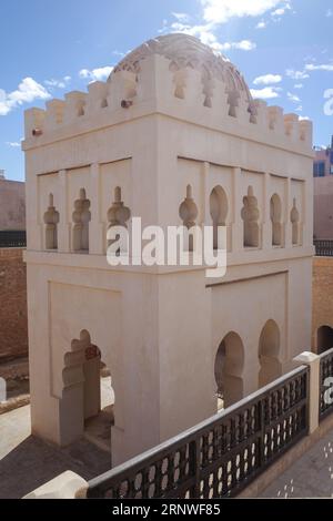 Marrakesch, Marokko - 10. Februar 2023: Das alte Almoravid Koubba-Gebäude aus dem 12. Jahrhundert Stockfoto