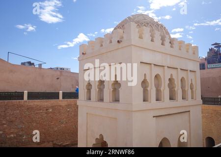 Marrakesch, Marokko - 10. Februar 2023: Das alte Almoravid Koubba-Gebäude aus dem 12. Jahrhundert Stockfoto