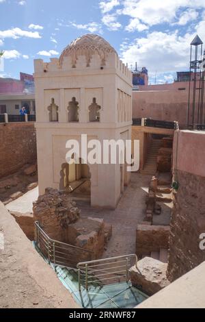 Marrakesch, Marokko - 10. Februar 2023: Das alte Almoravid Koubba-Gebäude aus dem 12. Jahrhundert Stockfoto