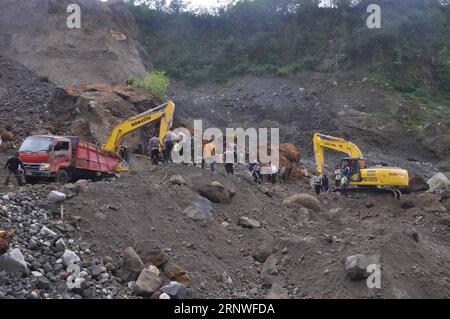 (171218) -- MAGELANG, 18. Dezember 2017 -- Rettungskräfte arbeiten auf dem Erdrutsch auf dem Berg Merapi in Kaliurang, Magelang, Indonesien, 18. Dezember 2017. Acht Arbeiter einer Sandgrube in der indonesischen Zentraljava-Regierung von Magelang wurden am Montag bei einem Erdrutsch getötet, während acht weitere gerettet wurden, sagte Indonesiens Katastrophenschutzbehörde BNPB. ) (srb) INDONESIA-MAGELANG-LANDSLIDE Aminudin PUBLICATIONxNOTxINxCHN Stockfoto