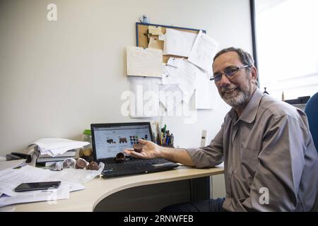 (171218) -- PEKING, 18. Dezember 2017 -- Ein Professor zeigt die Kaffeekapseln, die er online in Niteroi, Brasilien, am 31. Oktober 2017 gekauft hat. In den letzten Jahren haben eine Reihe von technologischen Innovationen in China in der Welt Fortschritte gemacht. Unter ihnen Dockless Shared Bikes, High-Speed Rail, Alipay und E-Commerce zeichnen sich durch den Ruf von Chinas vier großen neuen Erfindungen in der modernen Zeit aus, die den Alltag der Öffentlichkeit immer bequemer gemacht haben. ) (Zkr)(zt) CHINA-FOUR GREAT NEW INVENTIONS (CN) LixMing PUBLICATIONxNOTxINxCHN Stockfoto