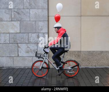 (171218) -- PEKING, 18. Dezember 2017 -- Ein Mann fährt Ein gemeinsames Fahrrad in Berlin, Deutschland, 21. November 2017. In den letzten Jahren haben eine Reihe von technologischen Innovationen in China in der Welt Fortschritte gemacht. Unter ihnen Dockless Shared Bikes, High-Speed Rail, Alipay und E-Commerce zeichnen sich durch den Ruf von Chinas vier großen neuen Erfindungen in der modernen Zeit aus, die den Alltag der Öffentlichkeit immer bequemer gemacht haben. ) (Zkr)(zt) CHINA-FOUR GREAT NEW INVENTIONS (CN) ShanxYuqi PUBLICATIONxNOTxINxCHN Stockfoto