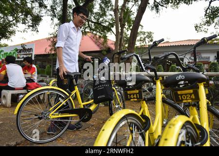 (171218) -- PEKING, 18. Dezember 2017 -- Ein Student benutzt Ein Gemeinschaftsfahrrad in Bangkok, Thailand, 15. August 2017. In den letzten Jahren haben eine Reihe von technologischen Innovationen in China in der Welt Fortschritte gemacht. Unter ihnen Dockless Shared Bikes, High-Speed Rail, Alipay und E-Commerce zeichnen sich durch den Ruf von Chinas vier großen neuen Erfindungen in der modernen Zeit aus, die den Alltag der Öffentlichkeit immer bequemer gemacht haben. ) (Zkr)(zt) CHINA-FOUR GREAT NEW INVENTIONS (CN) LixMangmang PUBLICATIONxNOTxINxCHN Stockfoto