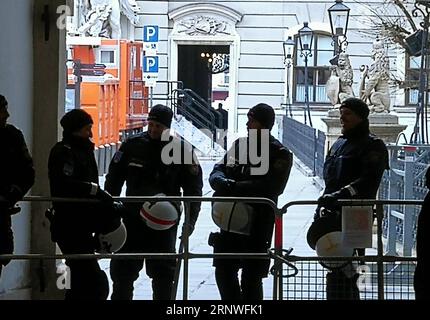 (171219) -- WIEN, 19. Dezember 2017 -- Anti-Aufruhr-Polizei-Standwache am Heldenplatz vor der Wiener Hofburg, 18. Dezember 2017. Die neue Koalitionsregierung Österreichs wurde am Montag von Präsident Alexander Van der Bellen in der Präsidentenresidenz der Hofburg vereidigt, während Proteste gegen die Rechtsneigung des Schlosses stattfanden. (Zjy) ÖSTERREICH-WIEN-KOALITIONS-REGIERUNGSVEREIDIGUNG IN PanxXu PUBLICATIONxNOTxINxCHN Stockfoto