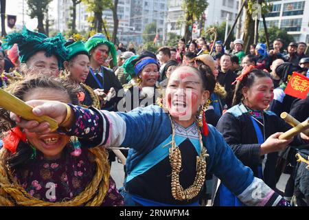 (171219) -- LIPING, 19. Dezember 2017 -- Menschen der ethnischen Gruppe Dong nehmen an einer Parade Teil, während einer Feier des Dongnian Festivals, eines traditionellen Festivals für Ernte und Sammlung, im Liping County, Qiandongnan Miao und der autonomen Präfektur Dong der Provinz Guizhou im Südwesten Chinas, 18. Dezember 2017. ) (wyo) CHINA-GUIZHOU-DONG PEOPLE-FESTIVAL(CN) QiaoxQiming PUBLICATIONxNOTxINxCHN Stockfoto