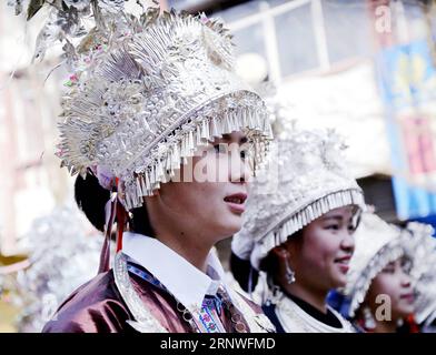 (171219) -- LIPING, 19. Dezember 2017 -- Menschen der ethnischen Gruppe Dong nehmen an einer Parade während einer Feier des Dongnian Festivals Teil, einem traditionellen Festival für Ernte und Sammeln, im Liping County, Qiandongnan Miao und der autonomen Präfektur Dong der Provinz Guizhou im Südwesten Chinas, 18. Dezember 2017. ) (wyo) CHINA-GUIZHOU-DONG PEOPLE-FESTIVAL(CN) LinxShizhen PUBLICATIONxNOTxINxCHN Stockfoto