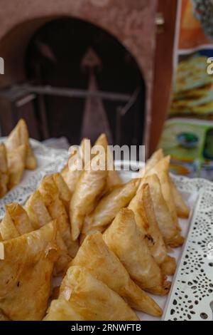 Marrakesch, Marokko - 10. Februar 2023: Marokkanische frittierte Samosas, ein beliebter Imbiss auf der Straße, auf dem Markt von Medina erhältlich Stockfoto