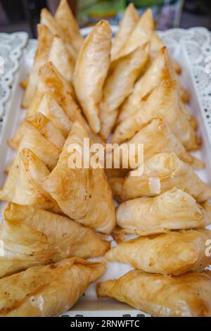 Marrakesch, Marokko - 10. Februar 2023: Marokkanische frittierte Samosas, ein beliebter Imbiss auf der Straße, auf dem Markt von Medina erhältlich Stockfoto