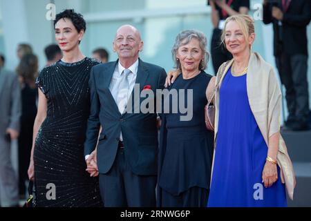 Venedig, Italien. September 2023. Jamie Bernstein, Nina Bernstein Simmons, Alexander Bernstein, Teilnahme an der Maestro Premiere im Rahmen des 80. Filmfestivals von Venedig (Mostra) in Venedig, Italien am 2. September 2023. Foto von Aurore Marechal/ABACAPRESS.COM Credit: Abaca Press/Alamy Live News Stockfoto