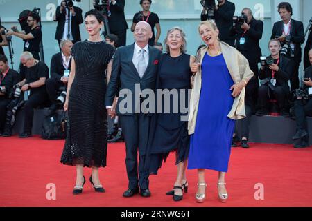 Venedig, Italien. September 2023. Jamie Bernstein, Nina Bernstein Simmons, Alexander Bernstein, Teilnahme an der Maestro Premiere im Rahmen des 80. Filmfestivals von Venedig (Mostra) in Venedig, Italien am 2. September 2023. Foto von Aurore Marechal/ABACAPRESS.COM Credit: Abaca Press/Alamy Live News Stockfoto