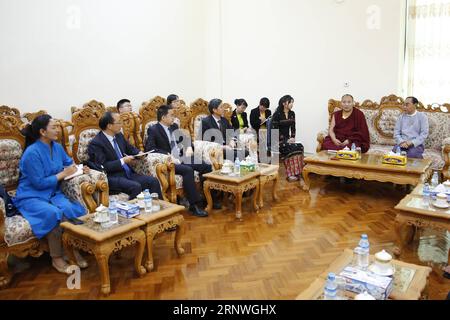 (171220) -- NAY PYI TAW, 20. Dezember 2017 -- Myanmar Minister für ethnische Angelegenheiten Nai Thet Lwin (1. R) Gespräche mit einer besuchenden Delegation des tibetischen Kulturaustauschs in Nay Pyi Taw, Myanmar, 19. Dezember 2017. Eine Delegation des chinesischen tibetischen Kulturaustauschs tauschte sich am Dienstag mit den Ministern Myanmars über ethnische Nationalitäten sowie religiöse und kulturelle Angelegenheiten aus. (ZY) MYANMAR-NAY PYI TAW-CHINESISCHE TIBETISCHE DELEGATION - KULTURAUSTAUSCH UXAUNG PUBLICATIONXNOTXINXCHN Stockfoto