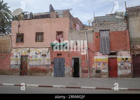 Marrakesch, Marokko - 24. Februar 2023: Am frühen Morgen in den Gassen der Medina von Marrakesch Stockfoto