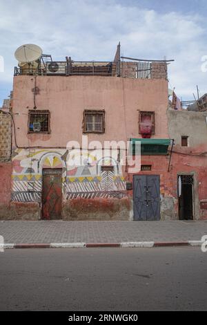 Marrakesch, Marokko - 24. Februar 2023: Am frühen Morgen in den Gassen der Medina von Marrakesch Stockfoto