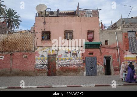 Marrakesch, Marokko - 24. Februar 2023: Am frühen Morgen in den Gassen der Medina von Marrakesch Stockfoto