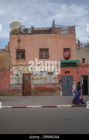 Marrakesch, Marokko - 24. Februar 2023: Am frühen Morgen in den Gassen der Medina von Marrakesch Stockfoto