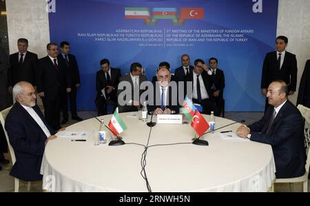 (171220) -- BAKU, 20. Dezember 2017 -- der aserbaidschanische Außenminister Elmar Mammadyarov (C), der türkische Außenminister Mevlut Cavusoglu (R) und der iranische Außenminister Mohammad Javad Zarif nehmen am fünften trilateralen Treffen der aserbaidschanischen, iranischen und türkischen Außenminister in Baku, Aserbaidschan, 20. Dezember 2017, Teil.) ASERBAIDSCHAN-BAKU-TRILATERALES FM-TREFFEN TofikxBabayev PUBLICATIONxNOTxINxCHN Stockfoto