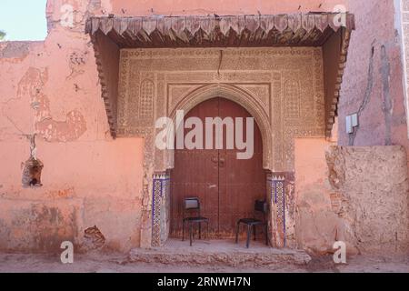 Marrakesch, Marokko - 24. Februar 2023: Eingang zu einem Gebäude in der Medina von Marrakesch Stockfoto