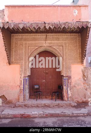 Marrakesch, Marokko - 24. Februar 2023: Eingang zu einem Gebäude in der Medina von Marrakesch Stockfoto