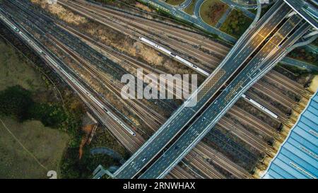 (171221) -- PEKING, 21. Dezember 2017 -- Foto vom 5. Februar 2016 zeigt Hochgeschwindigkeitszüge, die in und aus dem Shenzhen-Nordbahnhof in Shenzhen, Provinz Guangdong, fahren. Der Abschnitt Hongkong der Express-Eisenbahnverbindung Guangzhou-Shenzhen-Hong Kong soll 2018 fertiggestellt werden. Können Menschen von Guangdong bis Hongkong und Macao in einer Stadt arbeiten und in einer anderen schlafen? Mit Hilfe der Infrastrukturkonnektivität wird es in naher Zukunft möglich, einen einstündigen Kreis innerhalb der Greater Bay Area zu etablieren. Die Großbucht Guangdong-Hong Kong-Macao als Stadtgebiet Stockfoto