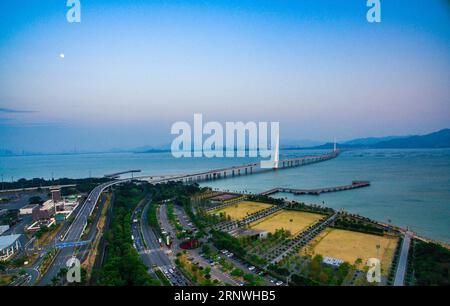 (171221) -- PEKING, 21. Dezember 2017 -- Foto vom 9. Februar 2017 zeigt die Shenzhen Bay Bridge, die Shenzhen und Hongkong, Südchina, verbindet. Können Menschen von Guangdong bis Hongkong und Macao in einer Stadt arbeiten und in einer anderen schlafen? Mit Hilfe der Infrastrukturkonnektivität wird es in naher Zukunft möglich, einen einstündigen Kreis innerhalb der Greater Bay Area zu etablieren. Das Großraum-Bay-Gebiet Guangdong-Hong Kong-Macao umfasst Hongkong, Macao und neun Städte in der Provinz Guangdong als Stadtcluster mit einer Gesamtbevölkerung von 66 Millionen in Südchina. Viele wichtige Infrastruktur p Stockfoto