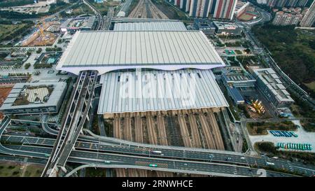 (171221) -- PEKING, 21. Dezember 2017 -- Foto vom 5. Februar 2016 zeigt den Nordbahnhof Shenzhen in Shenzhen, Provinz Guangdong in Südchina. Der Abschnitt Guangzhou-Shenzhen der Guangzhou-Shenzhen-Hong Kong Express Rail Link wurde 2011 in Betrieb genommen, und der Abschnitt Hongkong soll 2018 fertiggestellt werden. Können Menschen von Guangdong bis Hongkong und Macao in einer Stadt arbeiten und in einer anderen schlafen? Mit Hilfe der Infrastrukturkonnektivität wird es in naher Zukunft möglich, einen einstündigen Kreis innerhalb der Greater Bay Area zu etablieren. Die Guangdong-Hongkong-Macao Gr Stockfoto