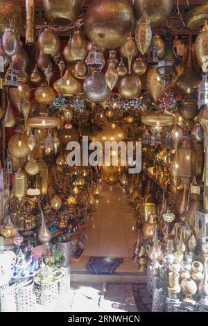 Marrakesch, Marokko - 25. Februar 2023: Verkauf traditioneller arabischer Lampen auf den Souk-Märkten von Marrakesch Medina Stockfoto