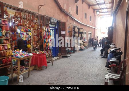 Marrkech, Marokko - 24. Februar 2023: Früher Morgen auf den Märkten der Medina von Marrakesch Stockfoto