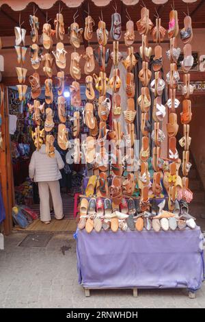 Marrakesch, Marokko - 25. Februar 2023: Traditionelle marokkanische Ledersandalen auf dem Markt von Marrakesch Medina erhältlich Stockfoto