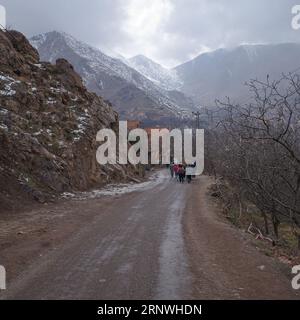 Imlil, Marokko - 22. Februar 2023: Landschaften des Atlasgebirges in der Nähe des Mount Toubkal Stockfoto