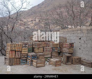 Imlil, Marokko - 22. Februar 2023: Lagerkisten stapeln sich vor einem Gebäude im Hohen Atlas Stockfoto