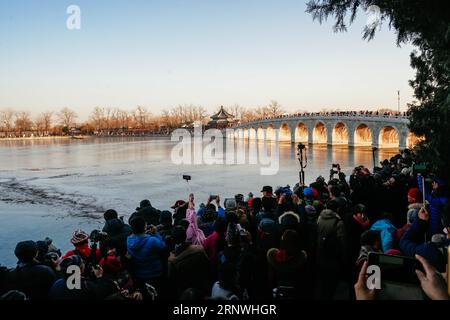 (171221) -- PEKING, 21. Dezember 2017 -- Foto aufgenommen am 21. Dezember 2017 zeigt Dämmerung durch die siebzehn Bogenbrücke im Sommerpalast in Peking, der Hauptstadt Chinas. ) (Xzy) CHINA-PEKING-SOMMER-PALAST-LANDSCHAFT (CN) ZhangxCheng PUBLICATIONxNOTxINxCHN Stockfoto