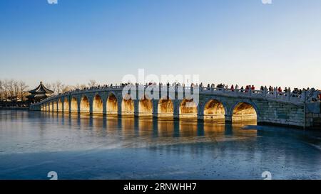 (171221) -- PEKING, 21. Dezember 2017 -- Foto aufgenommen am 21. Dezember 2017 zeigt Dämmerung durch die siebzehn Bogenbrücke im Sommerpalast in Peking, der Hauptstadt Chinas. ) (Xzy) CHINA-PEKING-SOMMER-PALAST-LANDSCHAFT (CN) ZhangxCheng PUBLICATIONxNOTxINxCHN Stockfoto