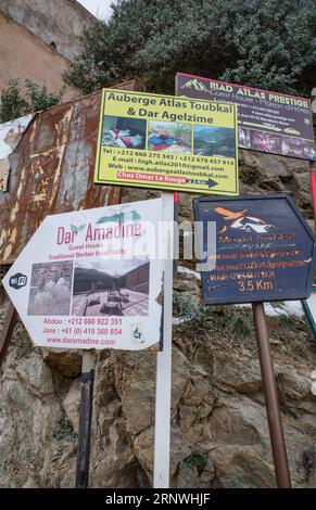 Imlil, Marokko - 22. Februar 2023: Hinweisschild zu Hostels in Imlil, Atlasgebirge, Marokko Stockfoto