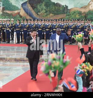 (171221) -- PEKING, 21. Dezember 2017 -- der chinesische Präsident Xi Jinping (L) hält eine Begrüßungszeremonie für den Besuch des gambischen Präsidenten Adama Barrow vor ihren Gesprächen in Peking, der Hauptstadt Chinas, am 21. Dezember 2017 ab. ) (dhf) CHINA-PEKING-XI JINPING-GAMBIA-PRESIDENT-TALKS (CN) ZhangxDuo PUBLICATIONxNOTxINxCHN Stockfoto