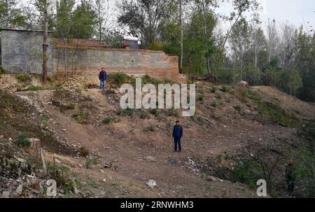 (171221) -- ZHENGZHOU, 21. Dezember 2017 -- Foto aufgenommen am 1. November 2017 zeigt eine Hochwasserschutzanlage, die von lokalen Dorfbewohnern im Dorf Wanghei in der Township Sunkou im Taiqian County in der zentralchinesischen Provinz Henan gebaut wurde. Ab Ende 2014 organisierte die Provinzregierung von Henan ein Pilotprojekt zur Armutsbekämpfung, um 14 Dörfer entlang des Gelben Flusses von Auengebieten in neue Siedlungen zu verlagern, während die umgesiedelten Dorfbewohner ermutigt wurden, die Landwirtschaft und den Tourismus zu entwickeln, um ihr Einkommen zu erhöhen. Im August wurde das Projekt offiziell von Chinas National Development and genehmigt Stockfoto