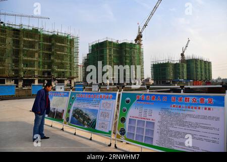 (171221) -- ZHENGZHOU, 21. Dezember 2017 -- Ein Dorfbewohner betrachtet den Entwurf einer Neuansiedlungsgemeinschaft im Taiqian County, zentralchinesische Provinz Henan, 1. November 2017. Ab Ende 2014 organisierte die Provinzregierung von Henan ein Pilotprojekt zur Armutsbekämpfung, um 14 Dörfer entlang des Gelben Flusses von Auengebieten in neue Siedlungen zu verlagern, während die umgesiedelten Dorfbewohner ermutigt wurden, die Landwirtschaft und den Tourismus zu entwickeln, um ihr Einkommen zu erhöhen. Im August dieses Jahres wurde das Projekt offiziell von der Nationalen Entwicklungs- und Reformkommission Chinas genehmigt und begann, sich in großem Umfang zu entwickeln Stockfoto