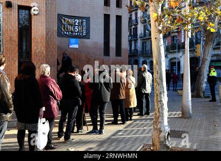 (171221) -- BARCELONA, 21. Dezember 2017 -- Bürger von Barcelona warten vor einer Wahlstation, um in Barcelona, Spanien, 21. Dezember 2017 zu wählen. Eine Rekordzahl katalanischer Wähler hat am Donnerstag bei einer hart umkämpften Wahl ihre Stimme über die Zukunft der Region abgegeben, fast drei Monate nach einem vereitelten Abspaltungsversuch. ) (srb) SPANIEN-KATALONIEN-NEUWAHLEN GuoxQiuda PUBLICATIONxNOTxINxCHN Stockfoto