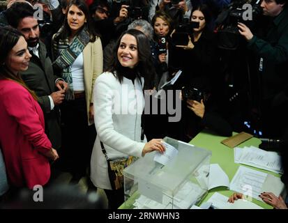 (171221) -- BARCELONA, 21. Dezember 2017 -- Ines Arrimadas (C), Kandidatin der Ciudadanos-Partei, stimmt am 21. Dezember 2017 in einem Wahllokal in Barcelona, Spanien, ab. Eine Rekordzahl katalanischer Wähler hat am Donnerstag bei einer hart umkämpften Wahl ihr Mitspracherecht über die Zukunft der Region abgegeben, fast drei Monate nach einem VEREITELTEN Abspaltungsversuch.) (srb) SPANIEN-KATALONIEN-NEUWAHLEN GuoxQiuda PUBLICATIONxNOTxINxCHN Stockfoto