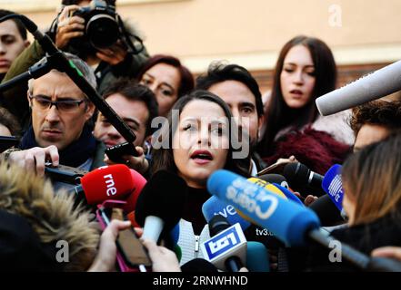 (171221) -- BARCELONA, 21. Dezember 2017 -- Ines Arrimadas (Front), Kandidatin der Ciudadanos-Partei spricht vor Medien vor einer Wahlstation in Barcelona, Spanien, 21. Dezember 2017. Eine Rekordzahl katalanischer Wähler hat am Donnerstag bei einer hart umstrittenen Wahl ihre Stimme über die Zukunft der Region abgegeben, fast drei Monate nach einem vereitelten Abspaltungsversuch. )(srb) SPANIEN-KATALONIEN-NEUWAHLEN GuoxQiuda PUBLICATIONxNOTxINxCHN Stockfoto